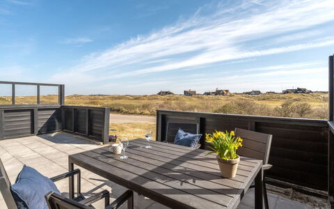 Sten - 100M from the Sea: Arbuste, Design Urbain, Couverture De Sol, Brique, Appartement, Biens, Brickwork, Balcon, Aménagement Paysager