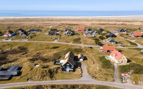 Sten - 100M from the Sea: Arbuste, Design Urbain, Couverture De Sol, Brique, Appartement, Biens, Brickwork, Balcon, Aménagement Paysager