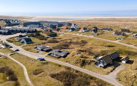 Sten - 100M from the Sea: Arbuste, Design Urbain, Couverture De Sol, Brique, Appartement, Biens, Brickwork, Balcon, Aménagement Paysager