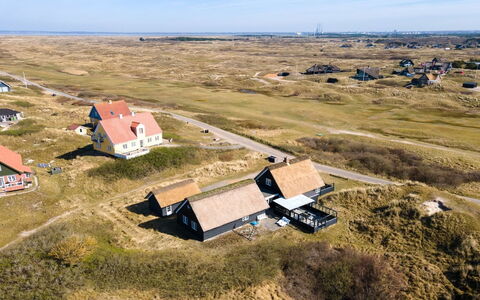 Sten - 100M from the Sea: Arbuste, Design Urbain, Couverture De Sol, Brique, Appartement, Biens, Brickwork, Balcon, Aménagement Paysager