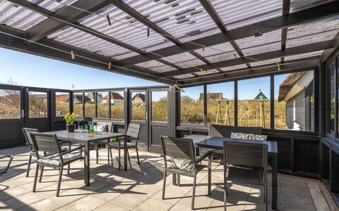 Sten - 100M from the Sea: Arbuste, Design Urbain, Couverture De Sol, Brique, Appartement, Biens, Brickwork, Balcon, Aménagement Paysager