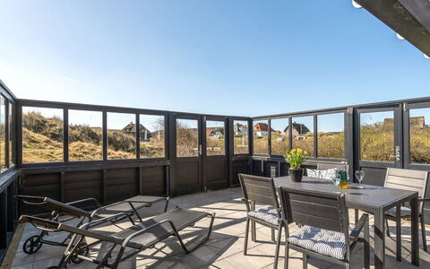 Sten - 100M from the Sea: Arbuste, Design Urbain, Couverture De Sol, Brique, Appartement, Biens, Brickwork, Balcon, Aménagement Paysager
