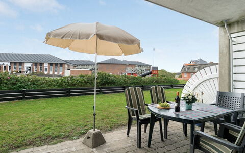 Iliane - 100M from the Sea: Arbuste, Design Urbain, Couverture De Sol, Brique, Appartement, Biens, Brickwork, Balcon, Aménagement Paysager