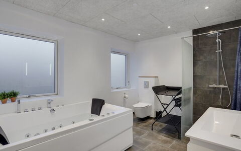 Christiern - 4.5Km from the Sea: Sol, Design Intérieur, Plafond, Luminaire Plomberie, Sol, Éclairage, Salle De Bains, Luminaire, Plomberie, Pièce