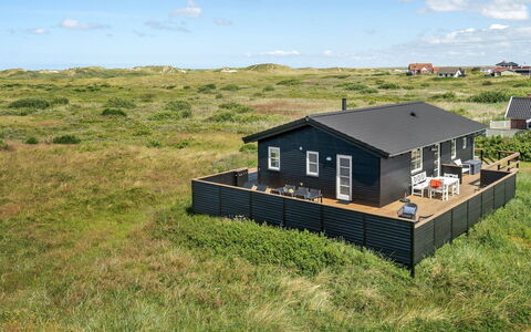 Ortwin - 300M from the Sea: Herbe, Maison, Toit, Domicile, Chalet, Arbuste, Lot Terre, Zone Rurale, Ferme, Couverture De Sol