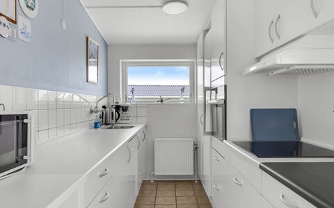 Kita - 500M from the Sea: Cuisine, Principaux Appliance, Comptoir, Appareil De Cuisine, Sol, Design Intérieur, Sol, Cabinetry, Plafond, Évier