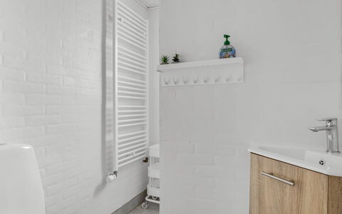 Kita - 500M from the Sea: Mur, Sol, Luminaire Plomberie, Sol, Design Intérieur, Salle De Bains, Plomberie, Pièce, Robinet