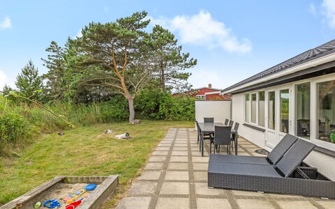 Kita - 500M from the Sea: Domicile, Lot Terre, Toit, Biens, Ombre, Jardin, Cour, Aménagement Paysager, Porche, Dalle