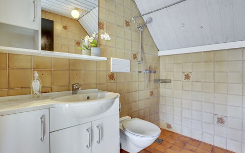 Otto - 2.3Km from the Sea: Luminaire Plomberie, Sol, Lavabo, Évier, Salle De Bains, Design Intérieur, Sol, Robinet, Plomberie, Armoire De Toilette