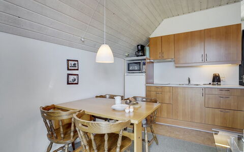 Otto - 2.3Km from the Sea: Sol, Design Intérieur, Sol, Meubles, Bois, Plafond, Luminaire, Pièce, Cuisine, Parquet