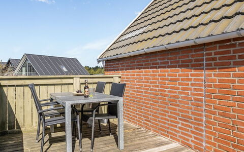 Fraja - 2.3Km from the Sea: Mobilier De Jardin, Tache De Bois, Brique, Dur, Chaise, Planche