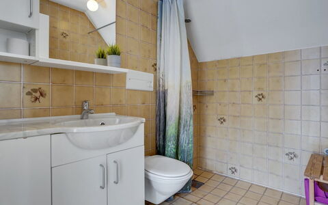 Fraja - 2.3Km from the Sea: Salle De Bains, Luminaire Plomberie, Sol, Évier, Design Intérieur, Sol, Lavabo, Robinet, Plomberie, Tuile