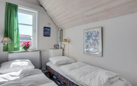 Fraja - 2.3Km from the Sea: Chambre, Domicile, Lit, Meubles, Drap De Lit, Literie, Porte, Cadre De Lit, Linge, Oreiller