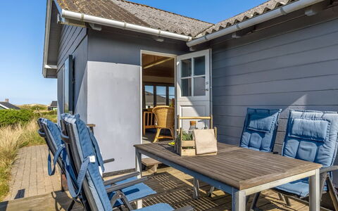 Gertraud - 500M from the Sea: Appartement, Ombre, Balcon, Chaise, Clôture, Mobilier De Jardin, Aluminium, Gazon Artificiel