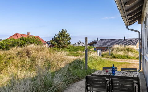 Gertraud - 500M from the Sea: Appartement, Ombre, Balcon, Chaise, Clôture, Mobilier De Jardin, Aluminium, Gazon Artificiel