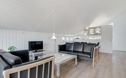 Thera - 2.8Km from the Sea: Sol, Plafond, Bois, Design Intérieur, Meubles, Sol, Domicile, Pièce, Salon, Canapé