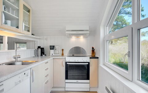 Thera - 2.8Km from the Sea: Bois, Design Intérieur, Plafond, Cuisine, Sol, Comptoir, Appareil De Cuisine, Éclairage, Luminaire, Sol