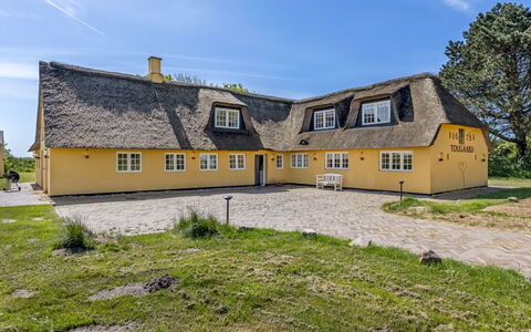 Narvik - 4.5Km from the Sea: Bâtiment, Maison, Fenêtre, Domicile, Toit, Zone Résidentielle, Arbuste, Chalet, Lot Terre
