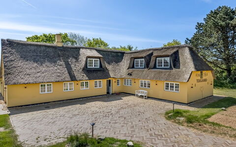 Narvik - 4.5Km from the Sea: Bâtiment, Maison, Fenêtre, Domicile, Toit, Zone Résidentielle, Arbuste, Chalet, Lot Terre