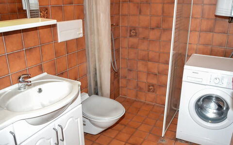 Silja - 2.3Km from the Sea: Toit, Lot Terre, Chalet, Domicile, Zone Rurale, Cabanon, Siding, Batiments Jardin, Cabane En Rondins, Cabane