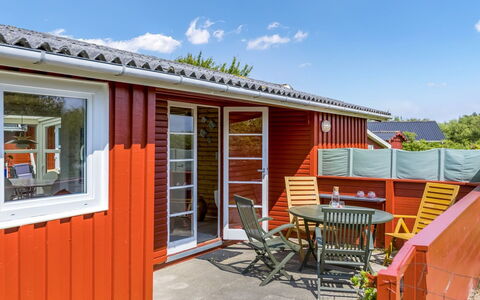 Winald - 500M from the Sea: Herbe, Maison, Toit, Domicile, Chalet, Arbuste, Lot Terre, Zone Rurale, Ferme, Couverture De Sol