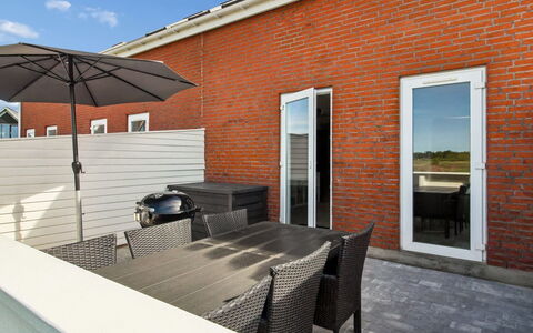 Maarit - 2.3Km from the Sea: Meubles, Mobilier De Jardin, Chaise, Sol, Composite, Tableau De Plein Air, Tache De Bois, Porte, Table Cuisine Et Salle A Manger, Dur