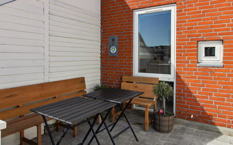 Maarit - 2.3Km from the Sea: Appartement, Ombre, Balcon, Chaise, Clôture, Mobilier De Jardin, Aluminium, Gazon Artificiel