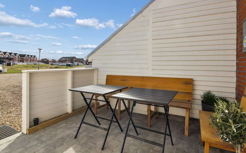 Maarit - 2.3Km from the Sea: Appartement, Ombre, Balcon, Chaise, Clôture, Mobilier De Jardin, Aluminium, Gazon Artificiel