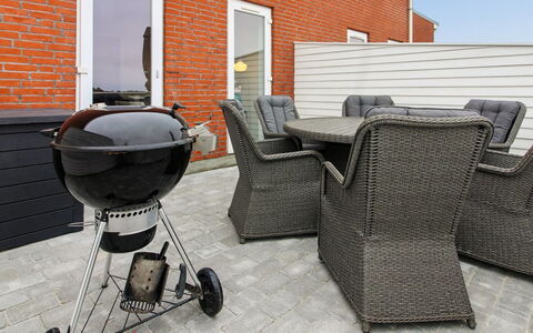 Maarit - 2.3Km from the Sea: Appartement, Ombre, Balcon, Chaise, Clôture, Mobilier De Jardin, Aluminium, Gazon Artificiel