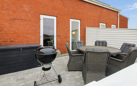 Maarit - 2.3Km from the Sea: Appartement, Ombre, Balcon, Chaise, Clôture, Mobilier De Jardin, Aluminium, Gazon Artificiel