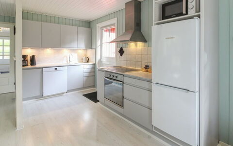 Epiphania - 900M from the Sea: Cuisine, Sol, Appareil De Cuisine, Bois, Comptoir, Principaux Appliance, Design Intérieur, Cabinetry, Sol, Plafond