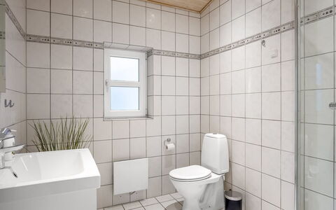Gwen - 2.7Km from the Sea: Mur, Salle De Bains, Sol, Luminaire Plomberie, Siège De Toilette, Sol, Toilette, Design Intérieur, Tuile, Plomberie