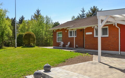 Gwen - 2.7Km from the Sea: Maison, Zone Résidentielle, Toit, Domicile, Arbuste, Chalet, Lot Terre, Jardin, Pelouse, Siding