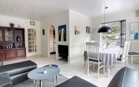 Gwen - 2.7Km from the Sea: Meubles, Design Intérieur, Sol, Sol, Mur, Canapé, Plafond, Bois, Salon, Luminaire