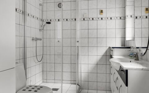 Gwen - 2.7Km from the Sea: Salle De Bains, Luminaire Plomberie, Design Intérieur, Toilette, Sol, Sol, Plomberie, Évier, Douche, Tuile