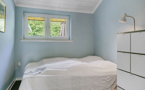 Gwen - 2.7Km from the Sea: Bleu, Mur, Chambre, Sol, Sol, Design Intérieur, Plafond, Lit, Drap De Lit, Literie