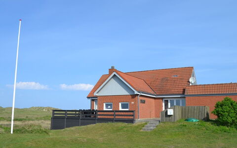 Helfrida - 350M from the Sea: Maison, Toit, Domicile, Chalet, Biens, Ferme, Villa, Porche, Siding