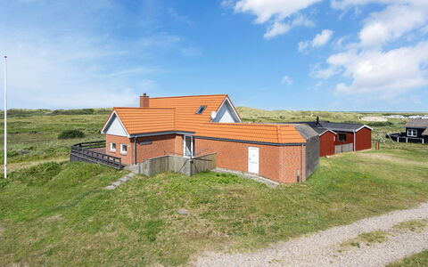 Helfrida - 350M from the Sea: Chalet, Domicile, Maison, Toit, Porche, Biens, Siding, Batiments Jardin, Ferme, Cour