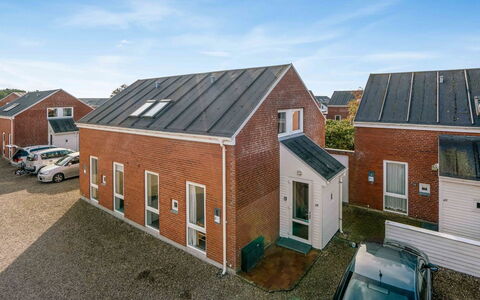 Palni - 2.3Km from the Sea: Bois, Tache De Bois, Planche, Dur, Chalet, Plate-Forme, Siding, Ombre, Parquet, Batiments Jardin