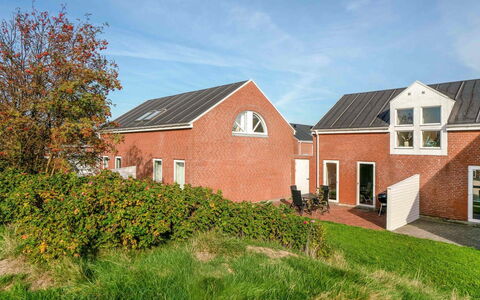 Palni - 2.3Km from the Sea: Bois, Tache De Bois, Planche, Dur, Chalet, Plate-Forme, Siding, Ombre, Parquet, Batiments Jardin