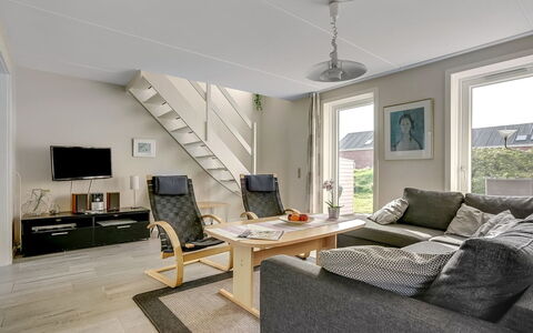Palni - 2.3Km from the Sea: Design Intérieur, Meubles, Sol, Sol, Bois, Plafond, Pièce, Canapé, Salon, Appartement