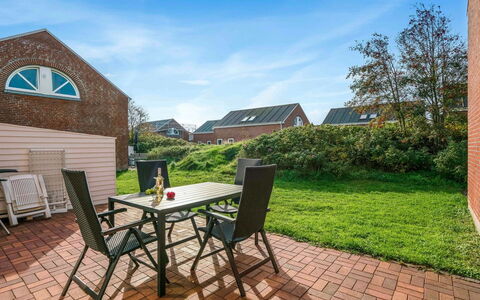 Palni - 2.3Km from the Sea: Herbe, Arbuste, Meubles, Lot Terre, Domicile, Brique, Jardin, Mobilier De Jardin, Couverture De Sol, Pelouse