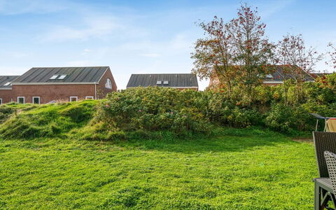 Palni - 2.3Km from the Sea: Ciel, Vert, Herbe, Arbuste, Lot Terre, Domicile, Toit, Zone Rurale, Chalet