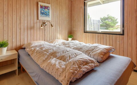 Elsa - 700M from the Sea: Lit, Chambre, Design Intérieur, Meubles, Bois, Drap De Lit, Sol, Sol, Literie, Plafond