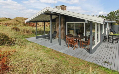 Elsa - 700M from the Sea: Toit, Maison, Domicile, Chalet, Siding, Porche, Biens, Ferme, Batiments Jardin, Cour