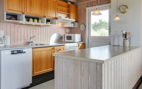 Elsa - 700M from the Sea: Cuisine, Comptoir, Meubles, Bois, Sol, Design Intérieur, Appareil De Cuisine, Cabinetry, Sol, Éclairage