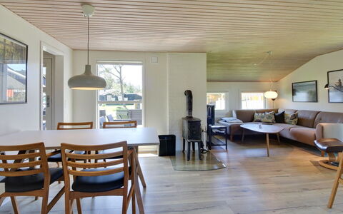 Solborg - 400M from the Sea: Meubles, Design Intérieur, Sol, Sol, Parquet, Bois, Plafond, Luminaire, Table, Salon