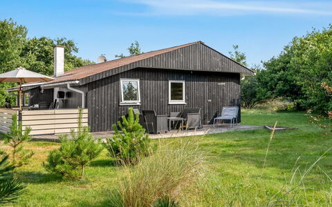 Solborg - 400M from the Sea: Bâtiment, Herbe, Bois, Maison, Domicile, Toit, Chalet, Architecture, Arbuste