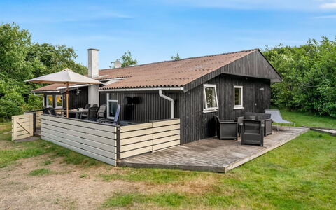 Solborg - 400M from the Sea: Bois, Toit, Maison, Domicile, Porche, Architecture, Chalet, Dur, Siding, Ombre