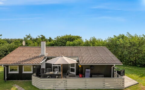 Solborg - 400M from the Sea: Toit, Maison, Domicile, Architecture, Chalet, Porche, Biens, Siding, Ombre, Ferme